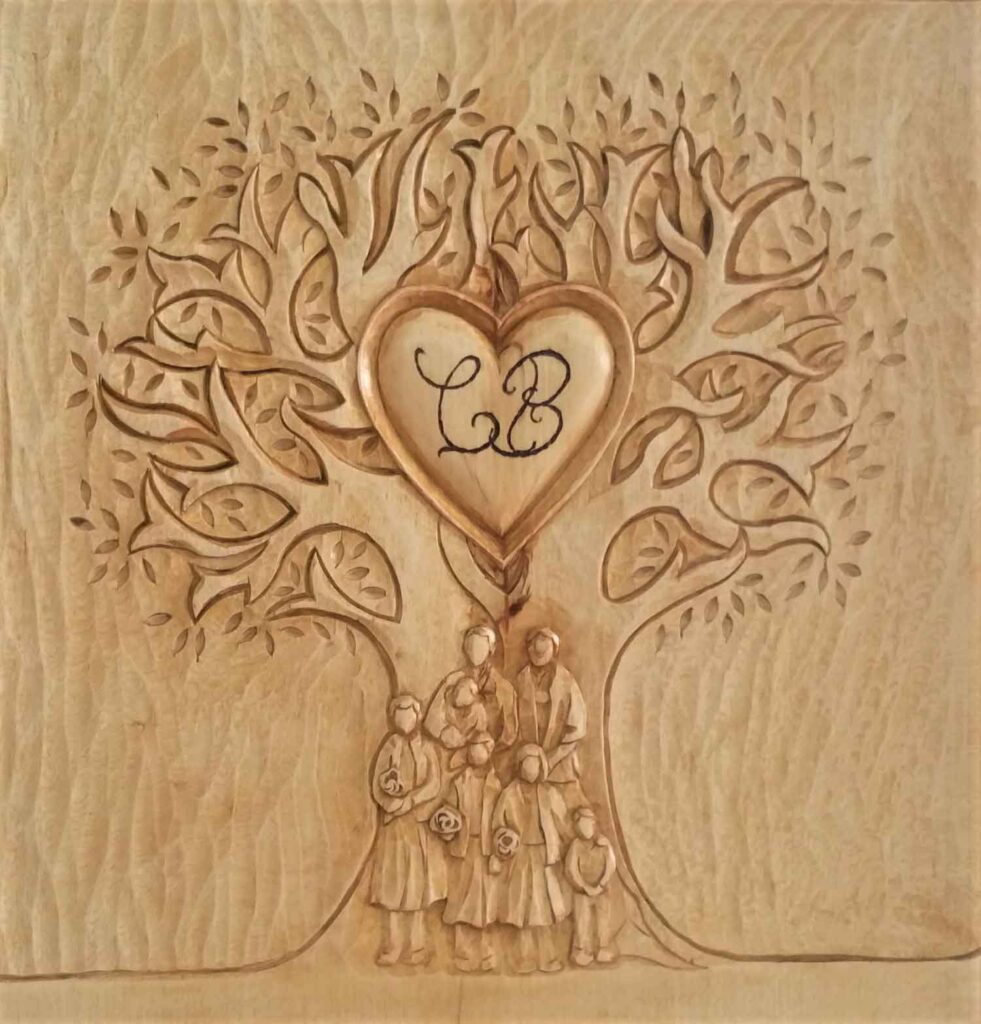 Sculpture en bois d'un arbre de vie de famille