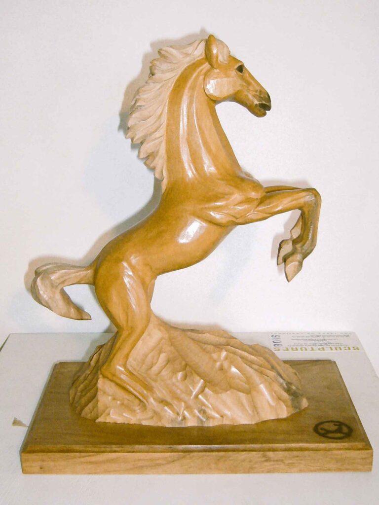 Sculpture d'un cheval en bois