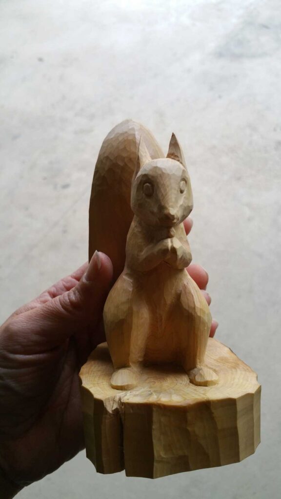 Sculpture en bois d'un écureuil